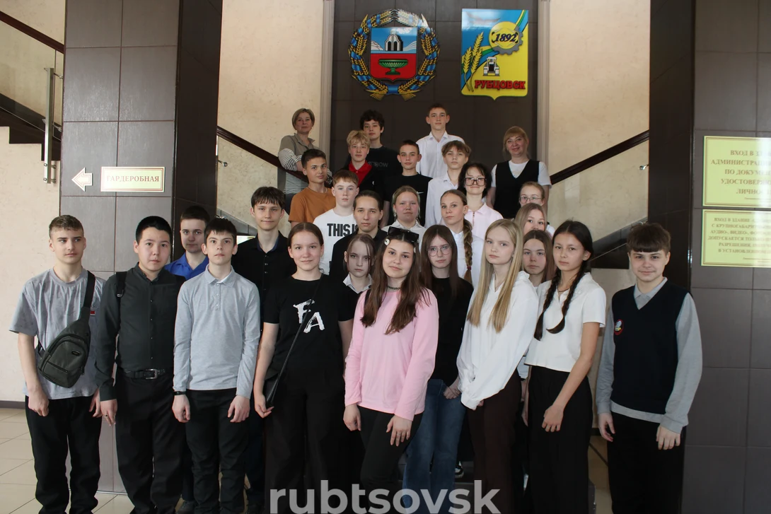 общее фото школьников в администрации города