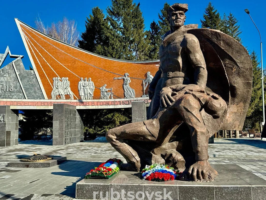 Памятник на привокзальной площади