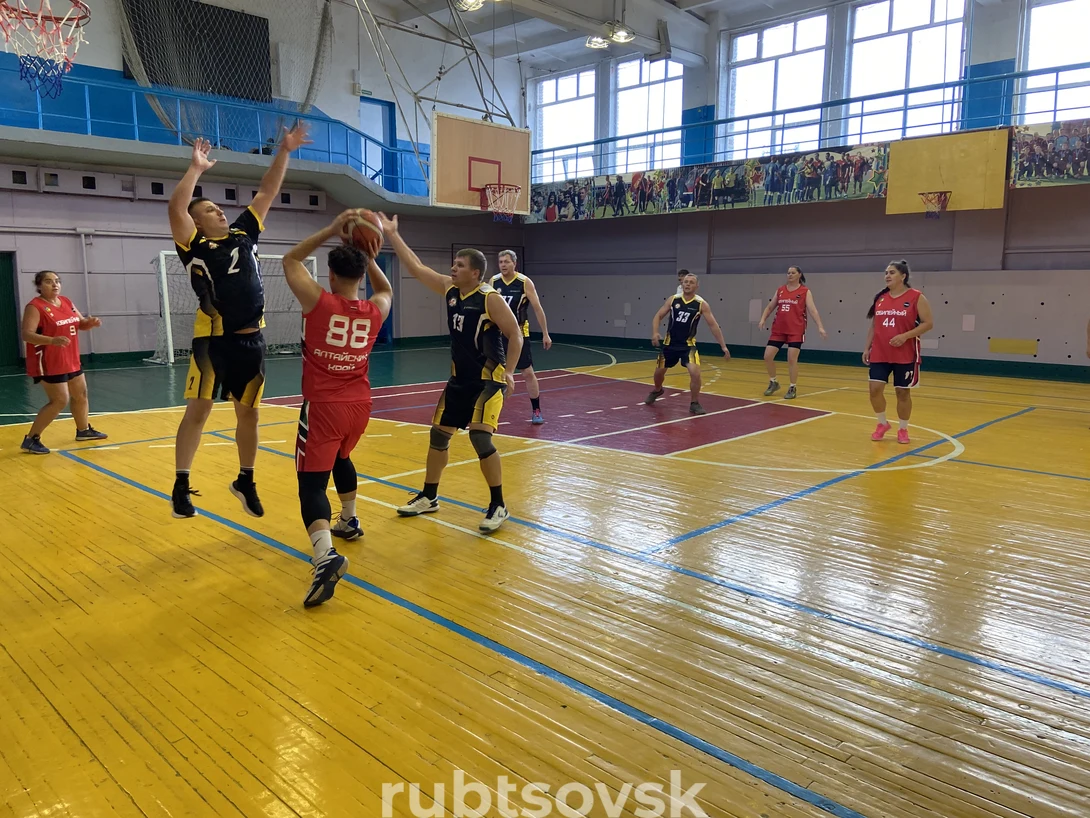 игра в баскетбол 