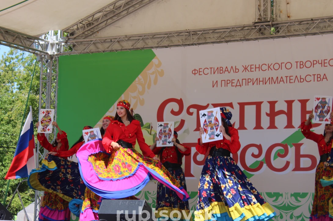 женщины танцуют