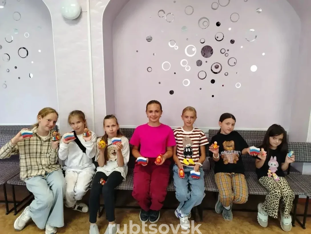 дети с поделками