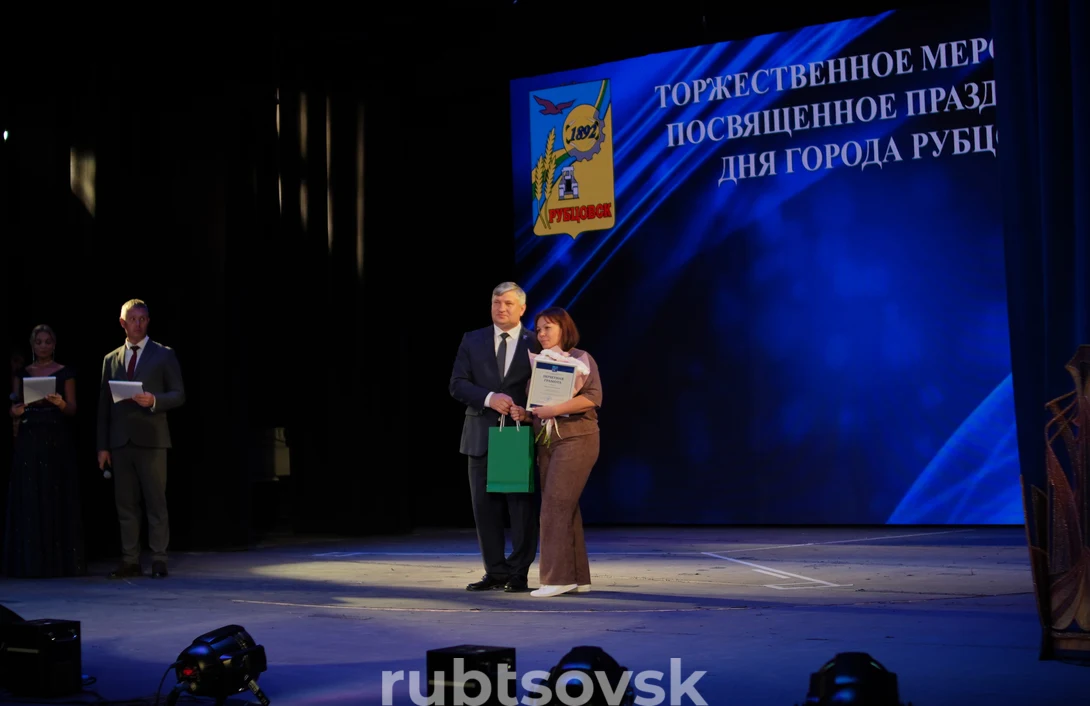 И.А. Башмаков награждает