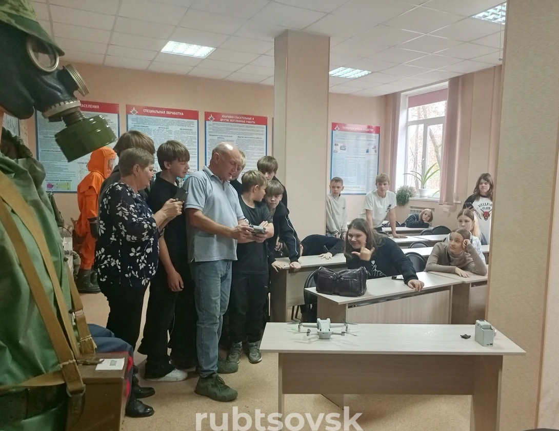 школьники на экскурсии 