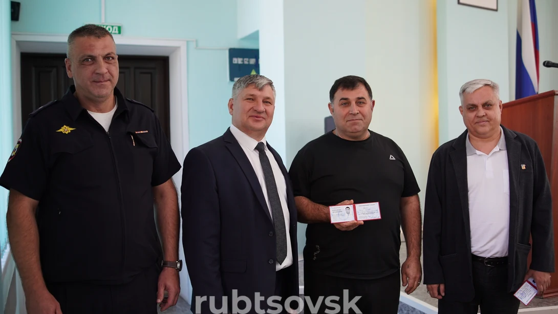 И.А. Башмаков вручает удостоверения 